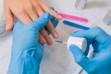 Kız manikür spa salonda yapar..