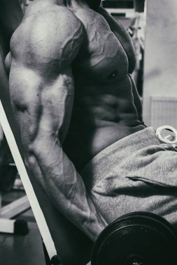 Jimnastik salonu kas vücut ile güçlü