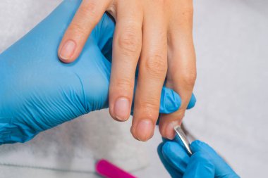 Kız manikür spa salonda yapar..