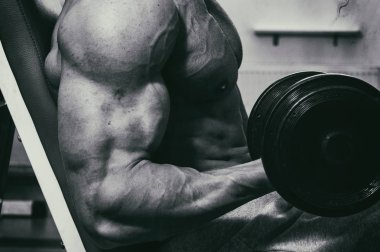 Jimnastik salonu kas vücut ile güçlü