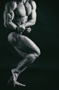 Gösterilen onun sırt ve pazı kas, kişisel fitnes vücut geliştirmeci