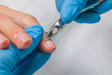 Kız manikür spa salonda yapar..