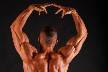 Yakışıklı güç atletik erkek