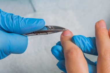 Kız manikür spa salonda yapar..