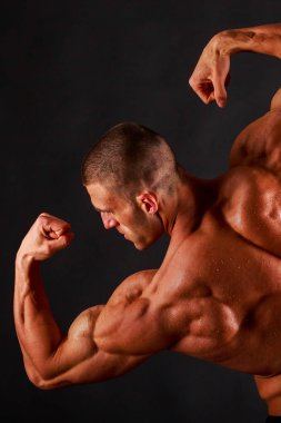 Yakışıklı güç atletik erkek