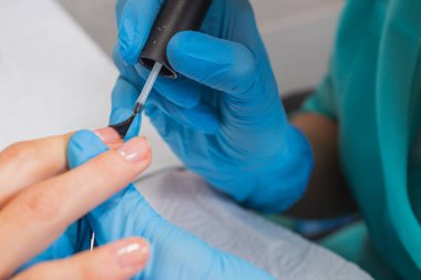 Tırnak salonu manikür güzellik uzmanı tarafından alan kadın. closeup