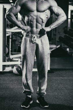 Çok güçlü bir adam salonda yapmaktadır