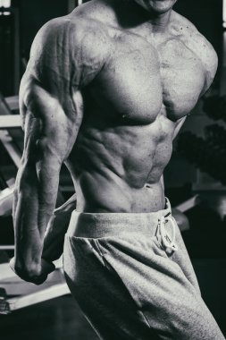 Çok güçlü bir adam salonda yapmaktadır