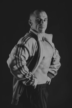 Farklı poz vücut geliştirmeci onların kas gösteren teşkil etmektedir. Karanlık bir arka plan üzerinde hata oluştu. Erkek gösteren kaslar zorlayarak. Güzel kas vücut atlet.