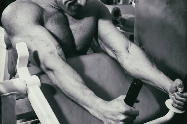 Çok güçlü bir adam salonda yapmaktadır