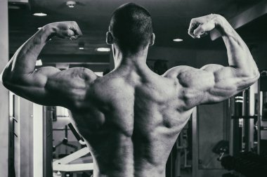 Çok güçlü bir adam salonda yapmaktadır