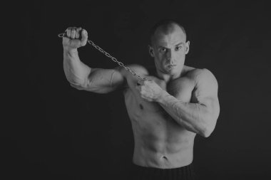 Farklı poz vücut geliştirmeci onların kas gösteren teşkil etmektedir. Karanlık bir arka plan üzerinde hata oluştu. Erkek gösteren kaslar zorlayarak. Güzel kas vücut atlet.