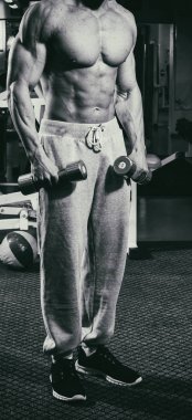 Çok güçlü bir adam salonda yapmaktadır