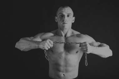 Farklı poz vücut geliştirmeci onların kas gösteren teşkil etmektedir. Karanlık bir arka plan üzerinde hata oluştu. Erkek gösteren kaslar zorlayarak. Güzel kas vücut atlet.