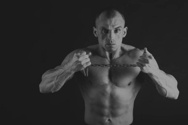 Farklı poz vücut geliştirmeci onların kas gösteren teşkil etmektedir. Karanlık bir arka plan üzerinde hata oluştu. Erkek gösteren kaslar zorlayarak. Güzel kas vücut atlet.