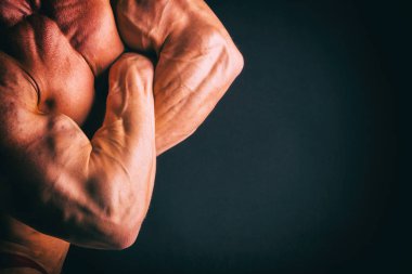 Farklı poz vücut geliştirmeci onların kas gösteren teşkil etmektedir. Karanlık bir arka plan üzerinde hata oluştu. Erkek gösteren kaslar zorlayarak. Güzel kas vücut atlet.