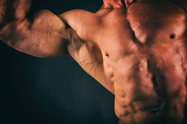 Farklı poz vücut geliştirmeci onların kas gösteren teşkil etmektedir. Karanlık bir arka plan üzerinde hata oluştu. Erkek gösteren kaslar zorlayarak. Güzel kas vücut atlet.