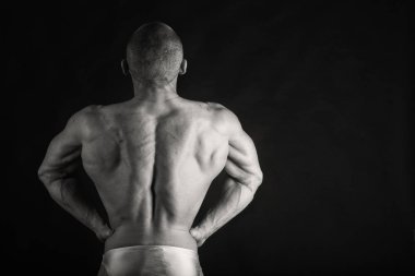 Kas ve formda genç vücut geliştirmeci fitness erkek model Ove poz