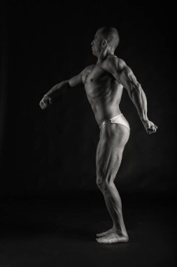 Kas ve formda genç vücut geliştirmeci fitness erkek model Ove poz
