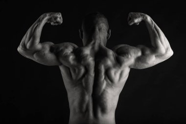 Kas ve formda genç vücut geliştirmeci fitness erkek model Ove poz