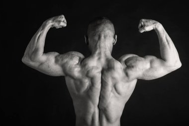 Kas ve formda genç vücut geliştirmeci fitness erkek model Ove poz