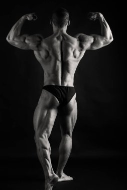 Kas ve formda genç vücut geliştirmeci fitness erkek model Ove poz