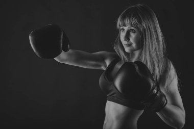 şekil fitness kız siyah bir zemin üzerine