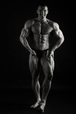 Kas ve formda genç vücut geliştirmeci fitness erkek model Ove poz