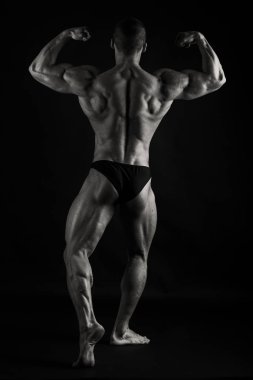 Kas ve formda genç vücut geliştirmeci fitness erkek model Ove poz