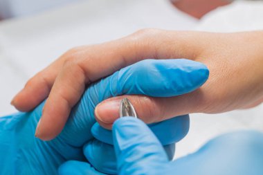 Bir kadın tarafından bir manikür alma bir tırnak salonu içinde closeup çekim 