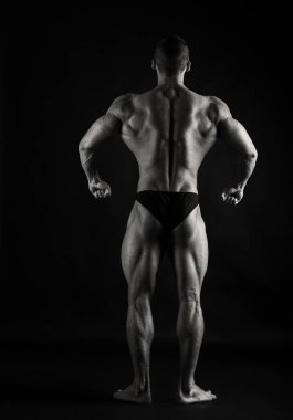 Kas ve formda genç vücut geliştirmeci fitness erkek model Ove poz