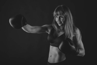 şekil fitness kız siyah bir zemin üzerine