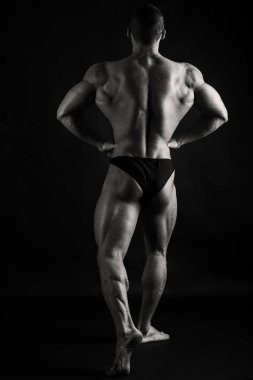 Kas ve formda genç vücut geliştirmeci fitness erkek model Ove poz