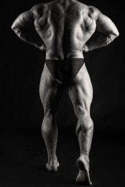 Kas ve formda genç vücut geliştirmeci fitness erkek model Ove poz