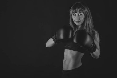 şekil fitness kız siyah bir zemin üzerine