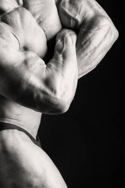 Kas ve formda genç vücut geliştirmeci fitness erkek model Ove poz