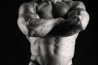 Kas ve formda genç vücut geliştirmeci fitness erkek model Ove poz