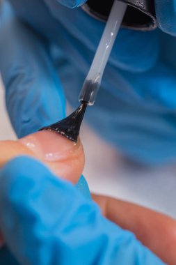 Bir kadın tarafından bir manikür alma bir tırnak salonu içinde closeup çekim 