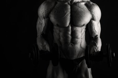 Yakışıklı güç atletik erkek ile kasları kadar pompalama eğitim 