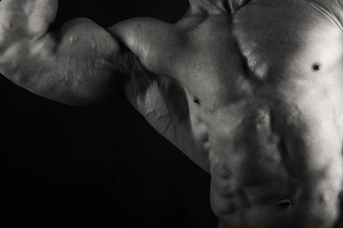 Kas ve formda genç vücut geliştirmeci fitness erkek model Ove poz