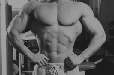 Kaslı atletik vücut fitness model exercis sonra poz