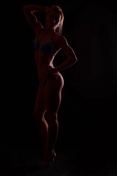 Žena sexy fitness na černém pozadí — Stock fotografie