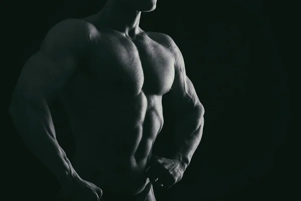 Wyświetlone jest silne lekkoatletycznego mężczyzna Fitness Model tułowia — Zdjęcie stockowe
