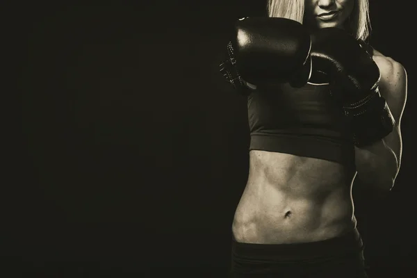 Mulher fitness sexy em um fundo preto — Fotografia de Stock