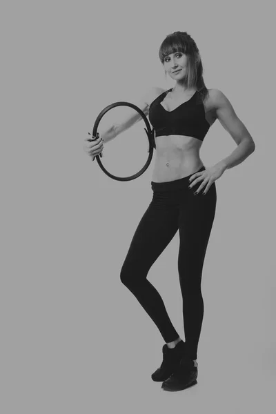 Fitness Frau auf hellem Hintergrund. — Stockfoto