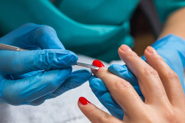 Ragazza fa una manicure nel salone spa . — Foto Stock