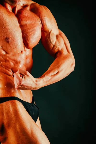 Mooie bodybuilder op een zwarte achtergrond — Stockfoto
