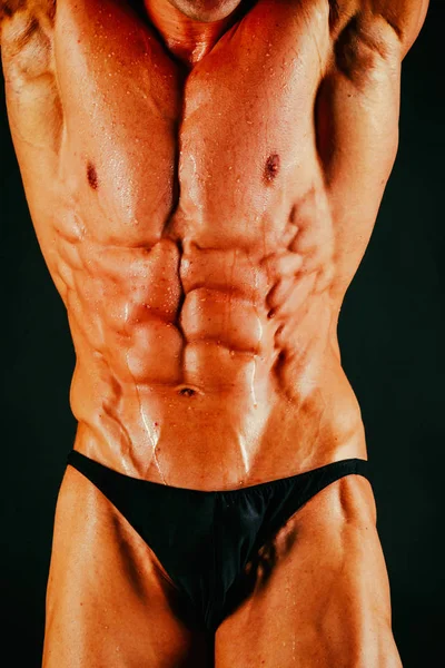 Vackra bodybuilder på svart bakgrund — Stockfoto