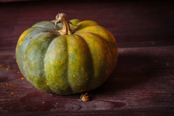 Pumpkin on wooden background — Stock Photo, Image
