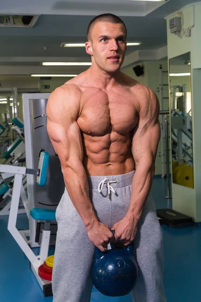 Mannen är förlovad med vikter på gymmet — Stockfoto